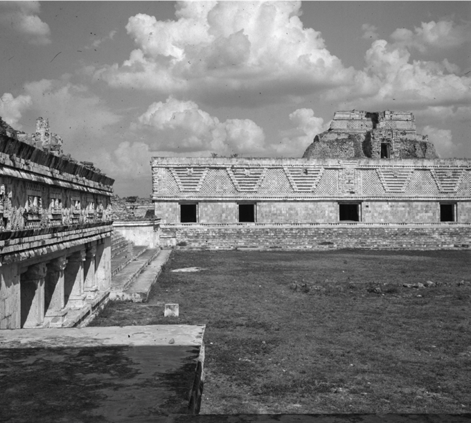 M&Eacute;XICO, YUCAT&Aacute;N, UXMAL. Vista del Cuadr&aacute;ngulo de las Monjas. Fotograf&iacute;a de Roberto Pane, 1962.