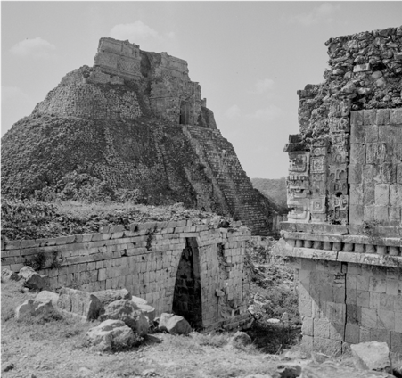 M&Eacute;XICO, YUCAT&Aacute;N, UXMAL. Vista de la Pir&aacute;mide del Adivino. Fotograf&iacute;a de Roberto Pane, 1962.