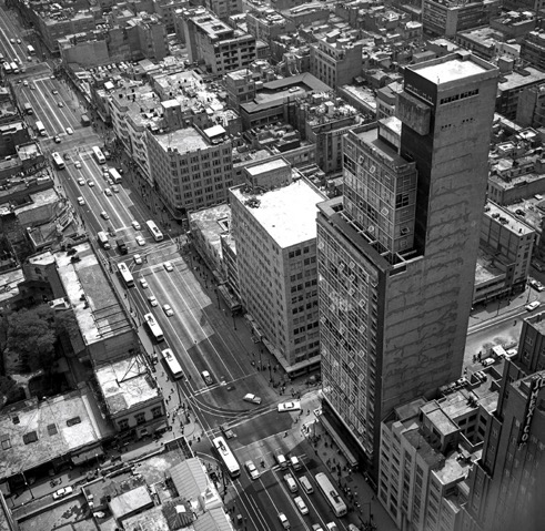 CIUDAD DE M&Eacute;XICO. Eje Central y Torre Latinoamericana. Fotograf&iacute;a de Roberto Pane, 1962.