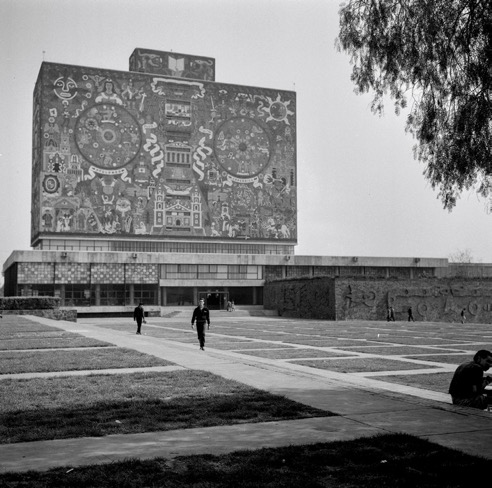 CIUDAD UNIVERSITARIA, UNAM, BIBLIOTECA. Fotograf&iacute;a de Roberto Pane, 1962.