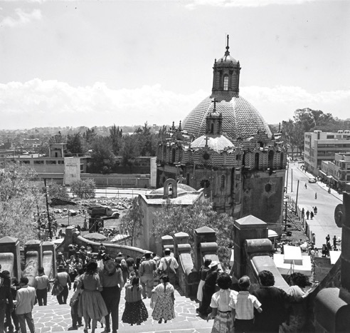 CIUDAD DE M&Eacute;XICO, CAPILLA DEL POCITO. Fotograf&iacute;a de Roberto Pane, 1962.