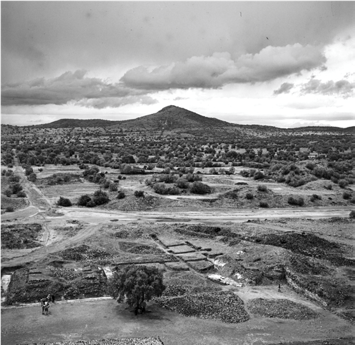 M&Eacute;XICO, TEOTIHUAC&Aacute;N. Vista del paisaje en torno a la Pir&aacute;mide del Sol. Fotograf&iacute;a de Roberto Pane, 1962.