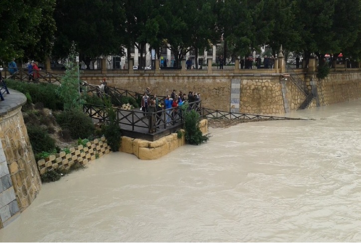 Ciudadanos contemplan el Río Segura tras la crecida de diciembre de 2016.