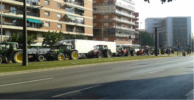 Agricultores colapsando las calles de Murcia con sus tractores en una
manifestación por el agua.