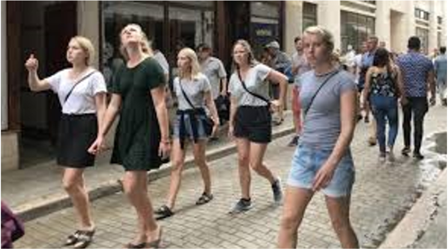 Turistas rusos recorren La Habana Vieja.