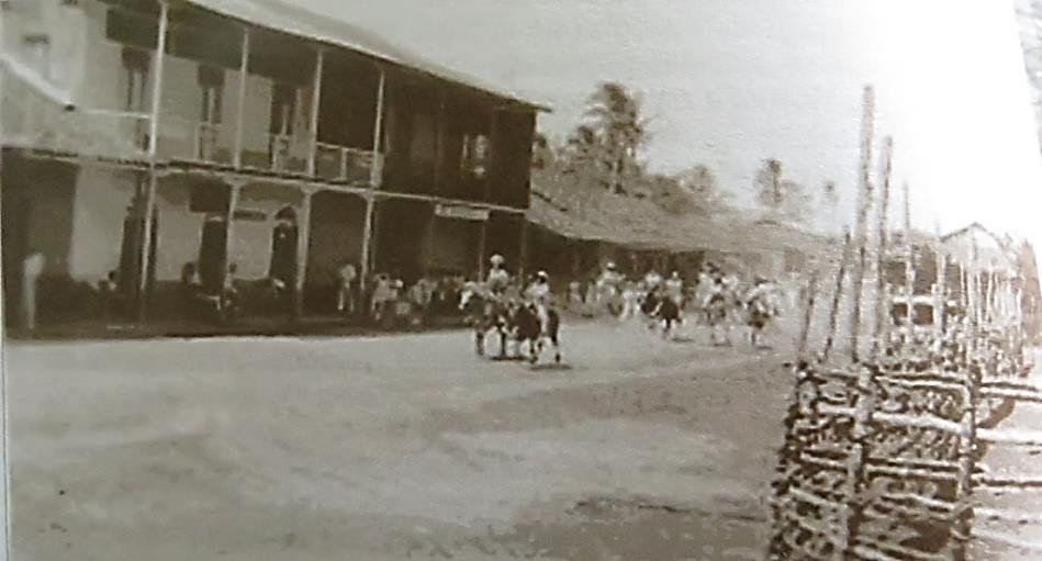 Foto de residencias alrededor de la Plaza Mayor, Actual
Parque Juan Demóstenes Arosemena. Foto del libro Veragua Tierra de Colón y
Urracá, Molina, Mario.