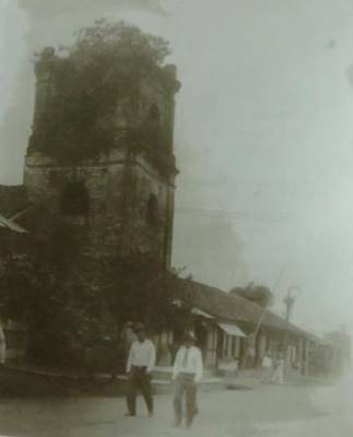  Calle del Calvario Actual Avenida Central, apreciar el
estilo de las casas influencia del Siglo XIX. Foto del Libro Veragua Tierra de
Colón y Urracá.