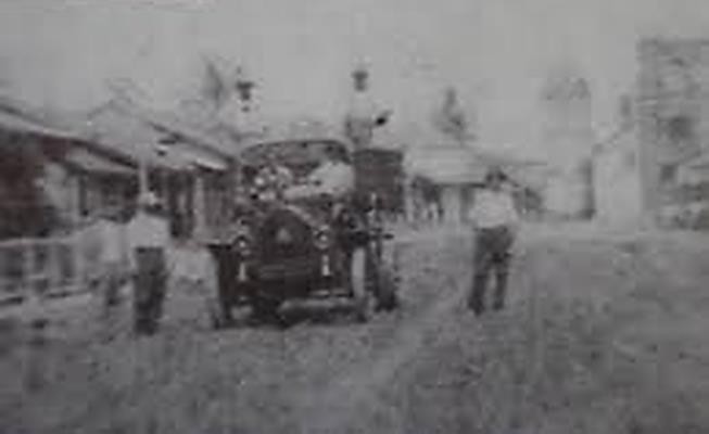 Avenida Central de Santiago en la década de 1920. Aun
se aprecia el legado de las residencias del Siglo XIX.

 