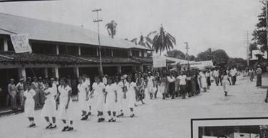  Desfile de protesta Milicias populares de Santiago
1952, lateral al Mercado Publico. 