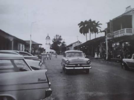  Avenida Central de Santiago de Veraguas. Década de los
años ´70. Se puede apreciar las calles poco transitadas de vehículos y el
sentido de las mismas en dos vías, actualmente es una
sola vía. 