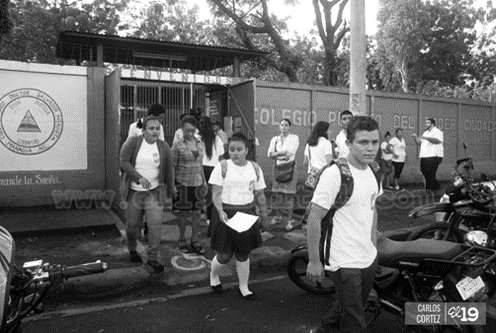 Fachada del actual Colegio Salvador Mendieta Cascante, lugar en donde funcion&oacute; el &Aacute;ngel Valentino Barrios.
			          

           El recordado Instituto Nocturno &Aacute;ngel Va