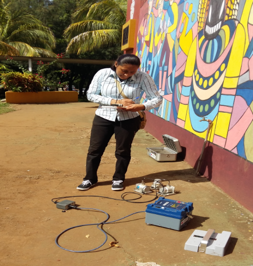 Equipo de Medición acelerómetro digital McSEIS-MT-NEO y sensores sísmicos empleados para registros de vibraciones del suelo en el área del Recinto Universitario Rubén Darío de la UNAN-Managua
