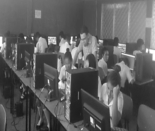 Estudiantes haciendo uso de las herramientas informáticas