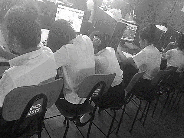 Estudiantes haciendo uso de las herramientas informáticas