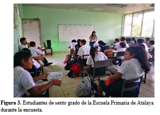Estudiantes
de sexto grado de la Escuela Primaria de Atalaya durante la encuesta.