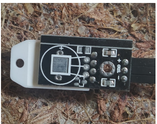 Colocación del
sensor DHT22 para medir la humedad relativa y la temperatura de las láminas en las tres experiencias. 

 
