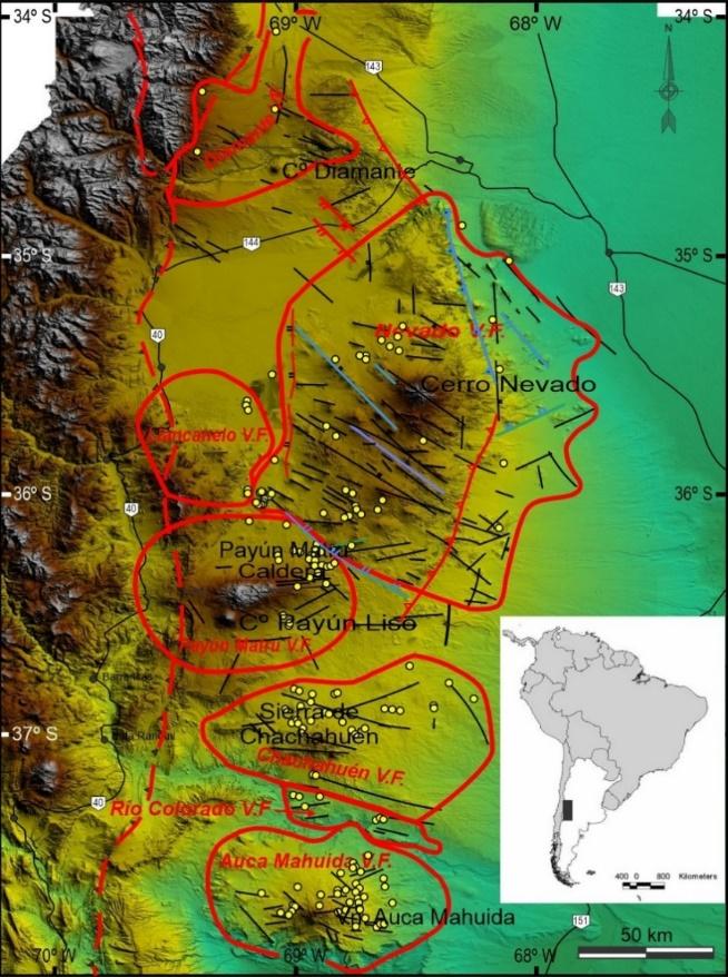 DEM de la Provincia
Volcánica Payenia (PVP) sobre la que se delimitan los
campos volcánicos que la integran. Con círculos amarillos se indica la posición
de todos los conos medidos. Los lineamientos marcados con rojo y azul fueron
tomados de Folguera et al. (2009);Hernando, Franzese, Llambías y Petrinovic
(2014) y Mazzarini, Fornaciai,
Bistacchi y Pasquare
(2008). Los de color negro pertenecen a este trabajo.