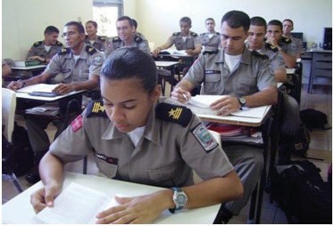 Os cadetes e os símbolos policiais militares.