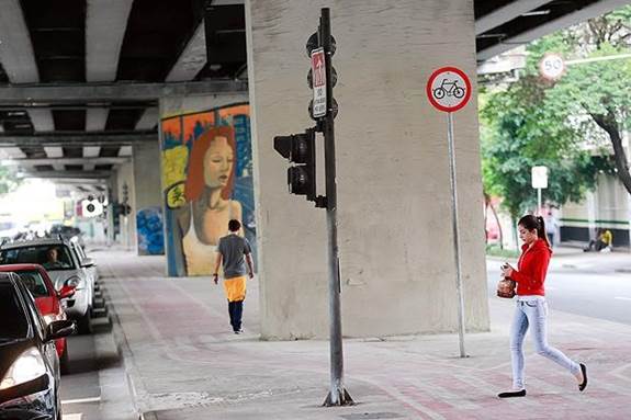 Apagaram tudo, pintaram o muro de cinza" (MONTE, 2000).