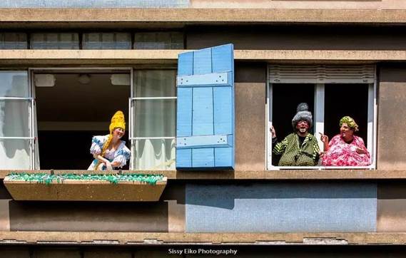 Apresenta&ccedil;&atilde;o do grupo teatral Esparrama em janela aberta para a pista do Minhoc&atilde;o, em 2016.[11]