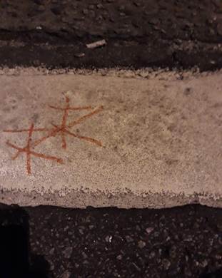 Assinatura humana feita no ch&atilde;o do Minhoc&atilde;o durante a noite, per&iacute;odo em que se encontra aberto para os pedestres.[14]