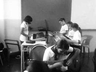 Niños
del Centro Escolar Valle Nuevo, Soyapango recibiendo clases de música a cargo
del profesor Efraín Ramos.