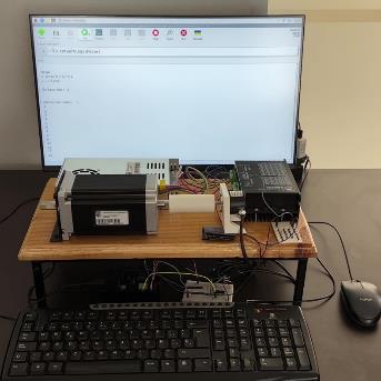Plataforma experimental de esquema multitareas para control y monitoreo de motor a pasos.