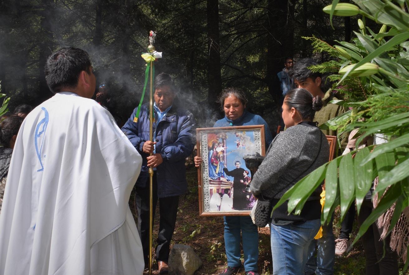 El
sacerdote durante la procesi&oacute;n de San Juan Huetziatl.