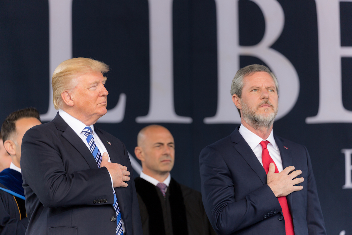 Donald Trump con Jerry Falwell Jr., presidente de la Liberty University, y cofundador del Movimiento de la Mayoría Moral, el 13 de mayo de 2017