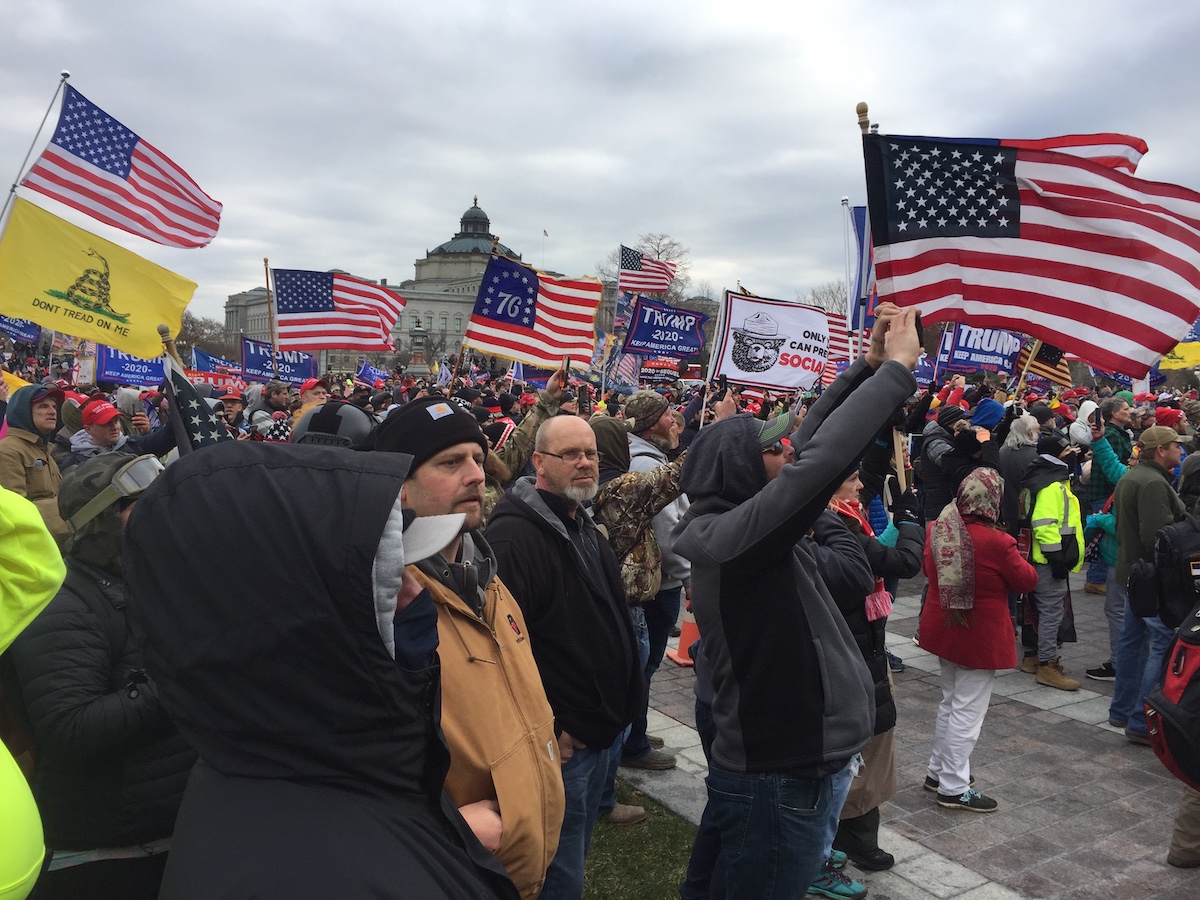 Votantes de Trump en la marcha para asaltar el Capitolio el 6 de enero de 2021