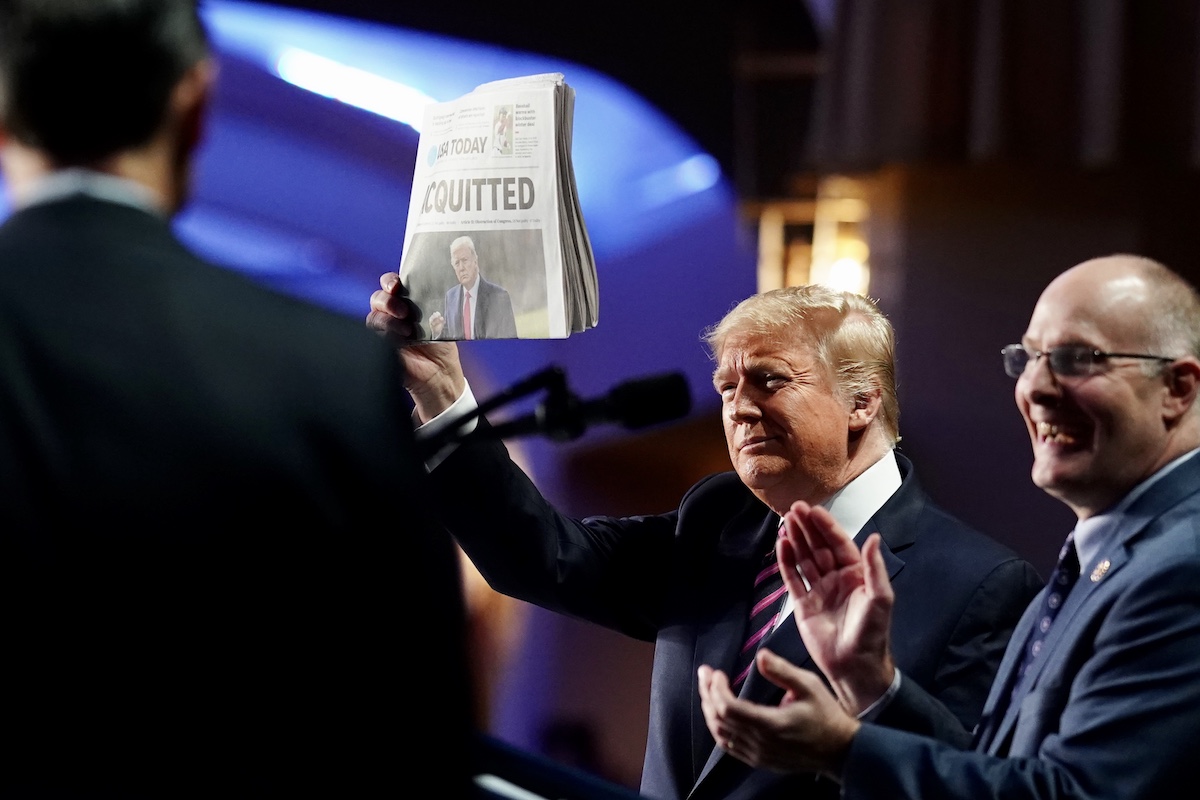 Trump sostiene un ejemplar de USA Today, el 6 de febrero de 2020
