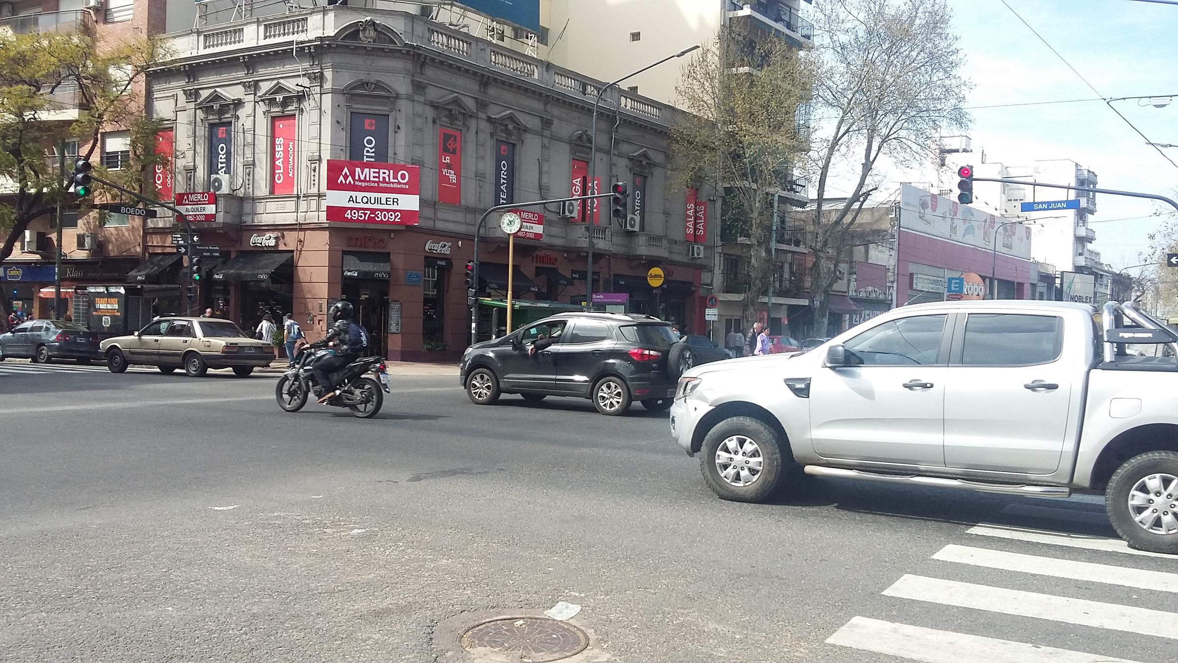 La esquina de las avenidas San Juan y Boedo también es llamada Homero Manzi, por la presencia de un bar de tradición tanguera construido en 1927. En la imagen se observa el cruce de avenidas y la estación Boedo de la Línea E del entramado de transporte subterráneo. A 200 metros por esa misma vía se encuentra apanovi