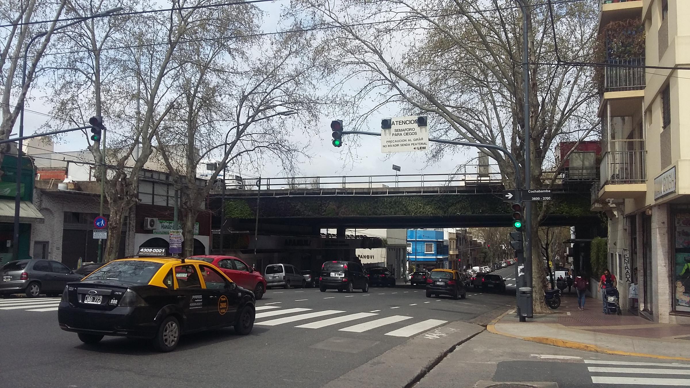 Sobre la avenida Boedo, a mano izquierda y debajo de la autopista 25 de mayo, se encuentran las instalaciones de apanovi. Paralelo a la calle Cochabamba observamos un cartel que advierte la presencia de semáforos para ciegos, que actualmente no se encuentran en funcionamiento por cuestiones que trataré más adelante