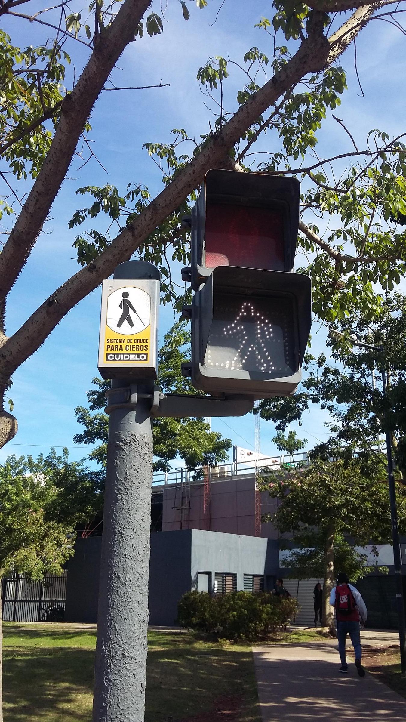 Sistema de semáforos que se encuentra en funcionamiento actualmente en cruces de la ciudad de Buenos Aires. Este semáforo para ciegos se encuentra en un cruce cercano a la estación Plaza Virreyes de la Línea E de transporte subterráneo