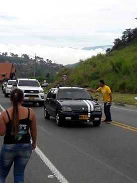 Entrega de volantes a Boca Túnel,
ejercicio pedagógica Vereda El Naranjal.