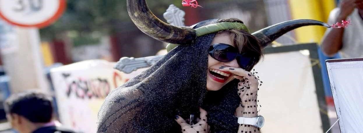 Las vidas usan ropa negra como parte del sistema cromático en el
entierro de Joselito  Carnaval, el último día de carnestolendas.