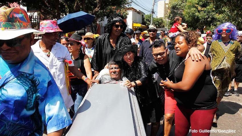 El recorrido y desplazamiento del entierro de Joselito Carnaval empieza a media mañana y finaliza al medio
día