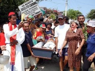 Hombre vestido con sotana y crucifijo, el
cuerpo de Joselito Carnaval y hombre trasvestido