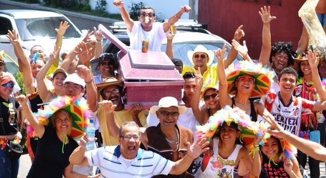  El falo y la caja fúnebre son objetos
vinculados al pecado, a la muerte y a la
fragilidad de la carne en la tradición
judeo-cristiana al igual que lo es en Joselito carnaval.