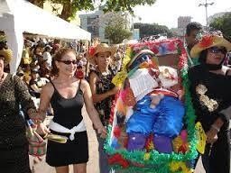 Con el cuerpo de Joselito Carnaval se
exhibe su falo como objeto simbólico el día martes.