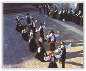 Parallel
rectilinear axes choreography type in the dance Chula de Ir à Frente