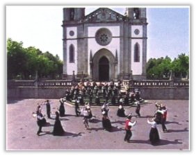 Perpendicular
rectilinear axes choreography type in the dance Vira ao Castelo 