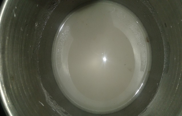 Almid&oacute;n disuelto en 100 ml de soluci&oacute;n de &aacute;cido ac&eacute;tico glacial al 3 %
     y agua destilada.