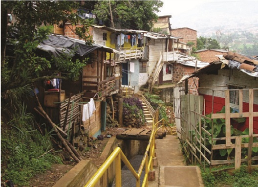 Asentamiento informal en la
quebrada Juan Bobo, antes de la intervenci&oacute;n