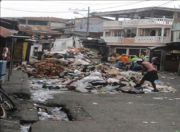 Lugar de almacenamiento de residuos en la parte trasera de la galería de
pueblo nuevo colapsado por demora en la recolección.