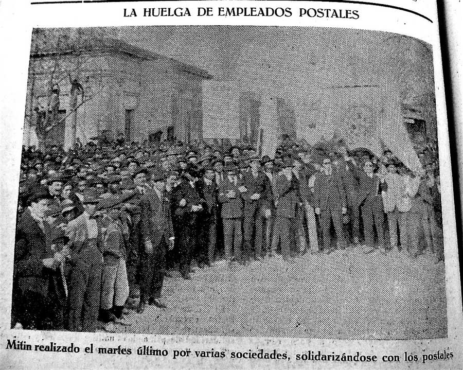 Empleados postales concentrados en las puertas de la AATEPM momentos antes de la movilización