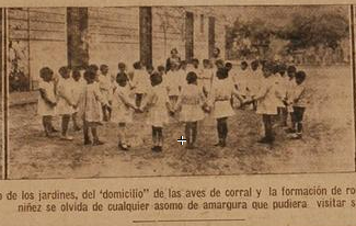 Chicos jugando mientras sus madres descansan