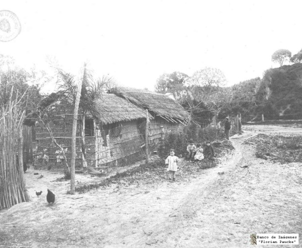 Paisaje rural, grupo de ni&ntilde;os, ranchos