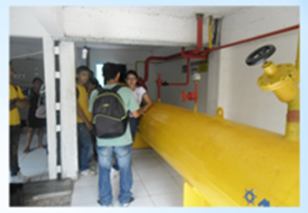 
Estudantes observando processos físicos