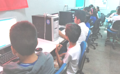 Alunos no laboratório de
  informática